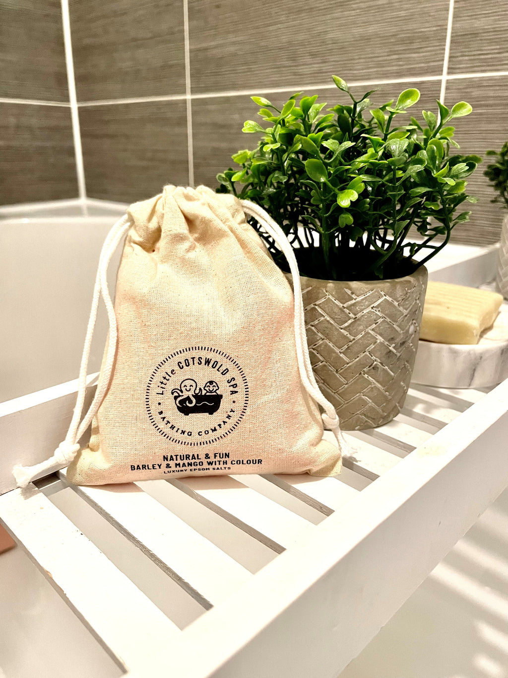 Natural & Fun Epsom Salts Cotton Pouch (Red Bath) with Barley & Mango (250g)